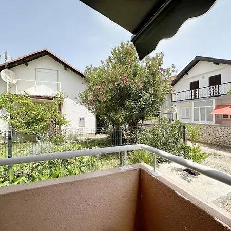 Jora - Family Friendly With Parking Space