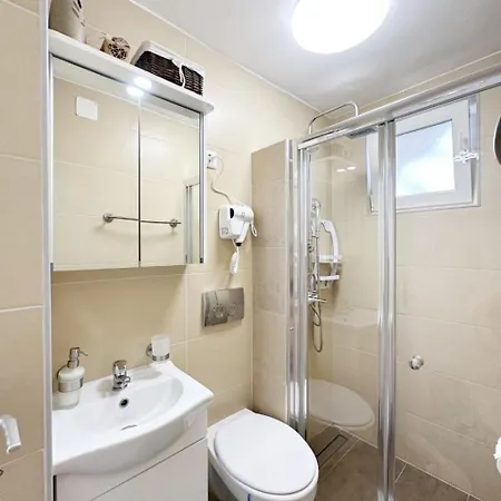 Jora - Family Friendly With Parking Space Apartment