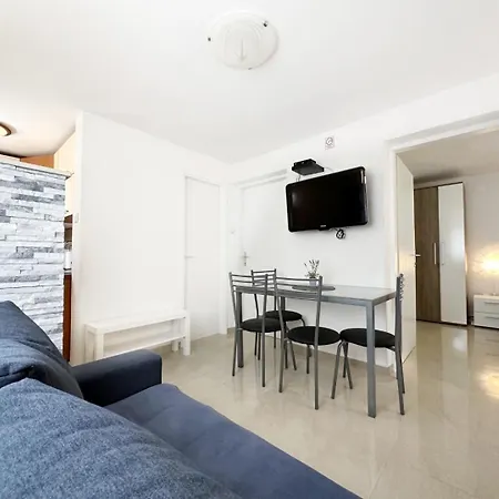 Jora - Family Friendly With Parking Space Apartment *