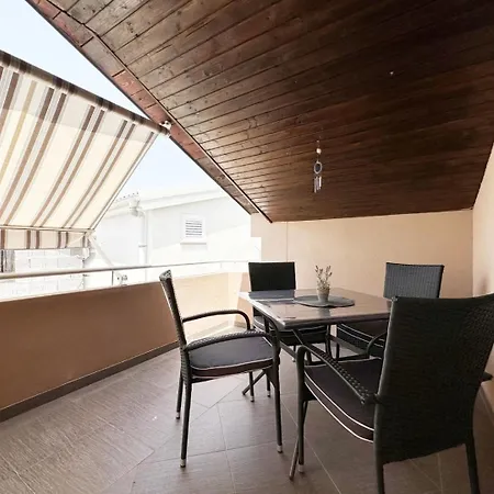 Jora - Family Friendly With Parking Space Apartment Nin