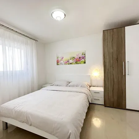 Apartment Jora - Family Friendly With Parking Space Nin