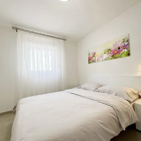 Apartman Jora - Family Friendly With Parking Space