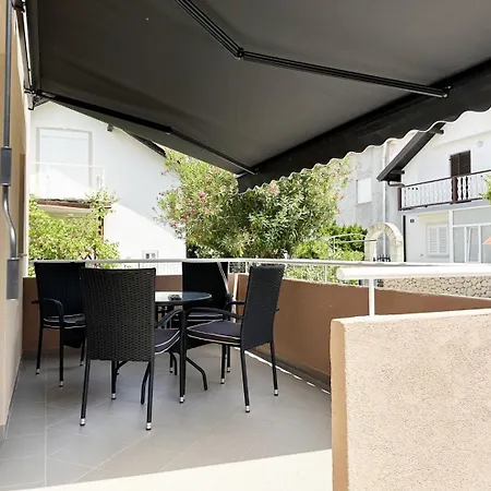 Jora - Family Friendly With Parking Space Apartman Nin